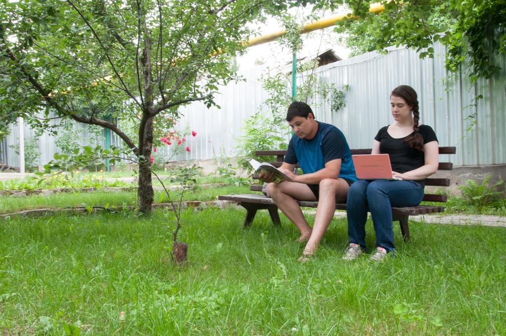Almaty Backpackers Albergue Exterior foto