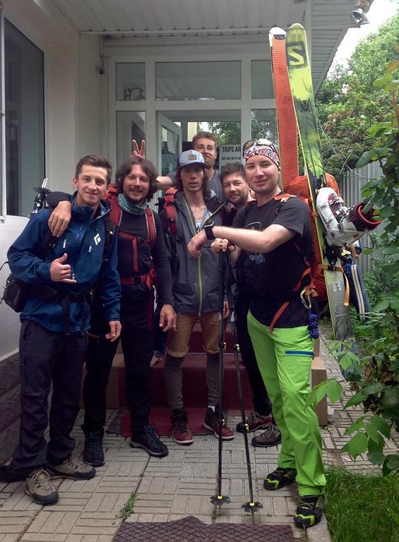 Almaty Backpackers Albergue Exterior foto